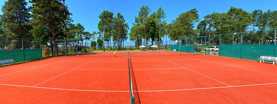 Отель с теннисным кортом в Кобулети